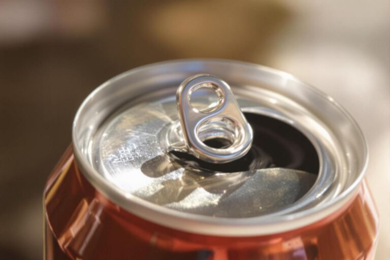 Oui, le trou dans la languette des canettes de soda a bien une utilité et ce n'est pas pour mettre la paille à l'origine.jpg